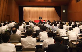 講師・三遊亭楽春のコミュニケーション講演会風景。 講師・三遊亭楽春のコミュニケーション講演会風景。