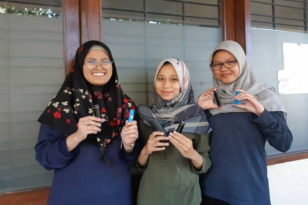 3 Mahasiswa UNS Ciptakan Baterai Lithium dari Limbah Pabrik Semen 3 Mahasiswa UNS Ciptakan Baterai Lithium dari Limbah Pabrik Semen