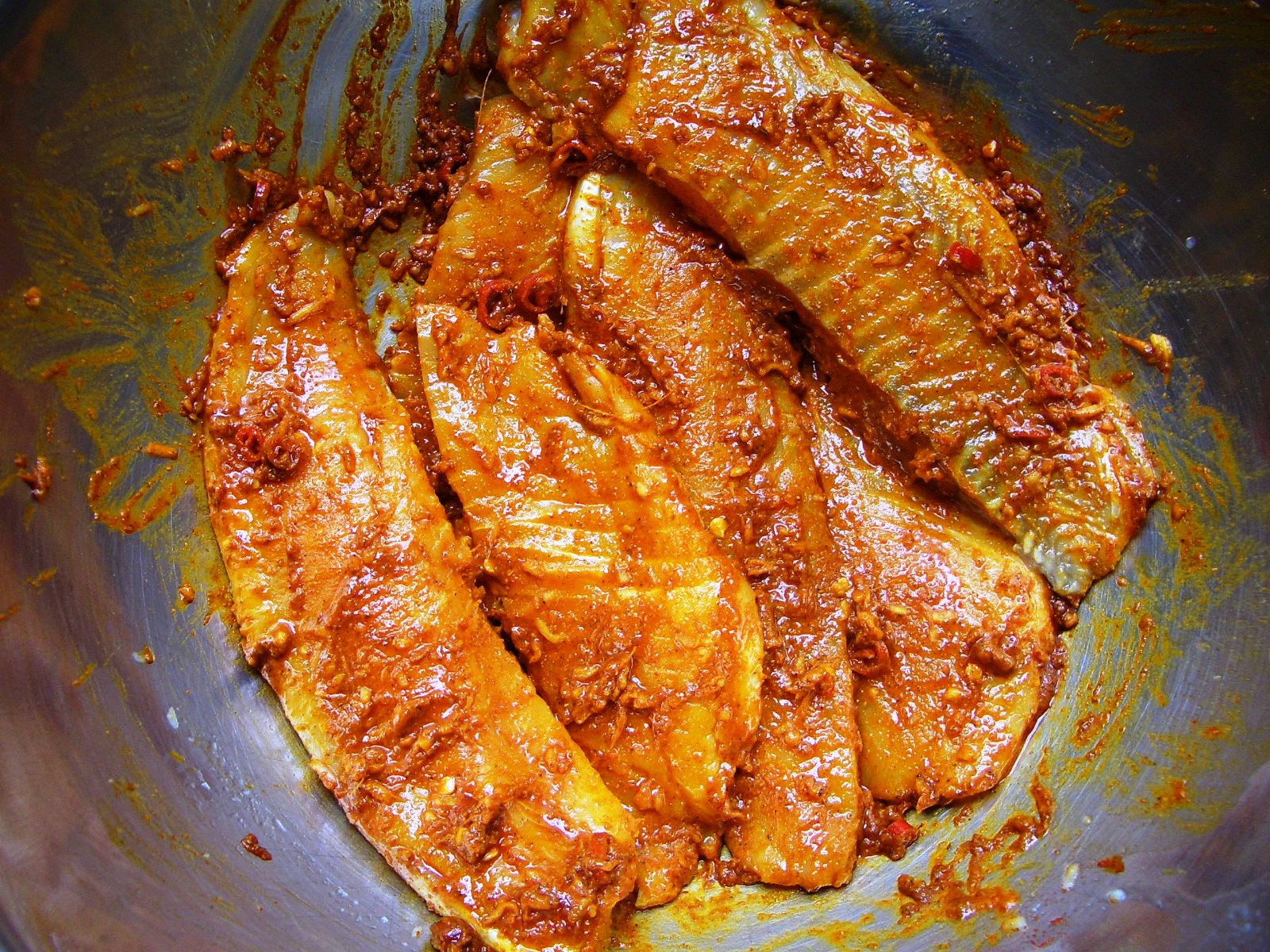 Запеченная рыба маринад. Жареная рыба в маринаде. Маринад для рыбы в духовке. Соевый соус к рыбе жареной. Обжаренная рыба для рыбы под маринадом.