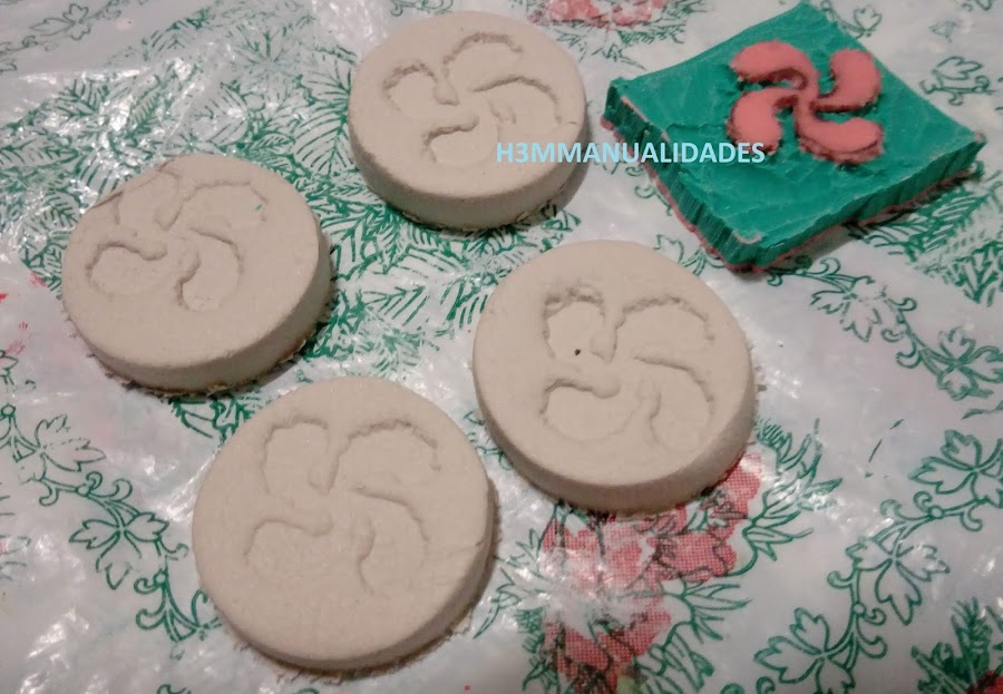 colgante-lauburu-arcilla-secado-al-aire