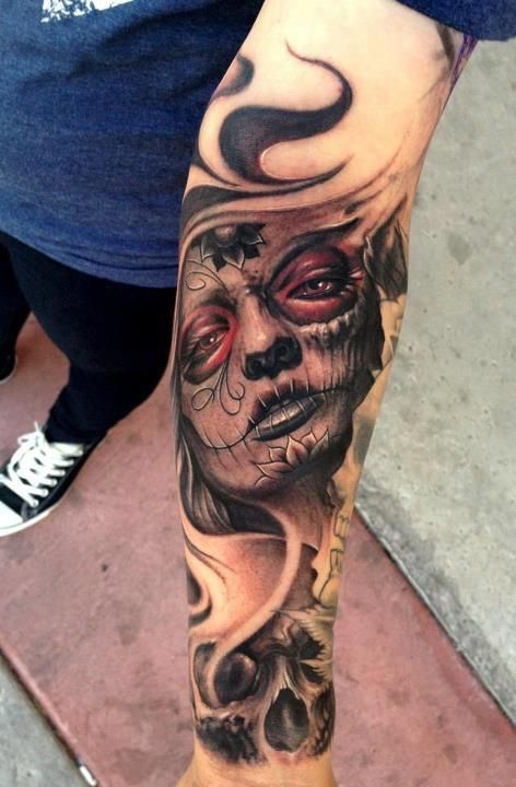 Vemos un tatuaje de catrina la muerte bella