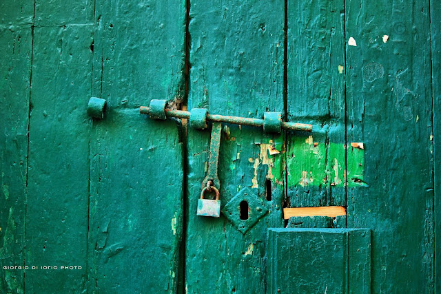 Green Texture, tessitura, trama, lucchetto, verde, Ischia, Foto Ischia, padlock, lock, portone, vecchio portone, ancient door, door, Angoli di Ischia, 