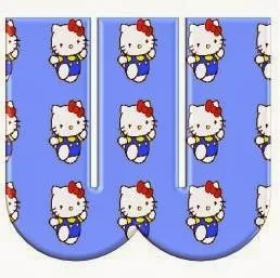 Alfabeto de Hello Kitty vestida de azul en fondo celeste W.