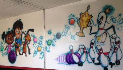 Lukis dinding airbrush anak-anak dan buah bowling kartun