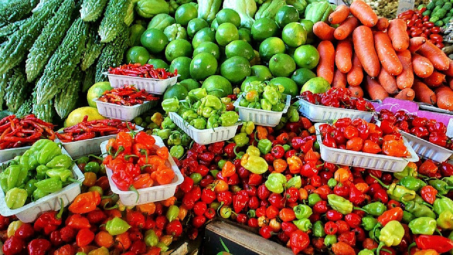 Żywność ekologiczna na stoiskach targowych