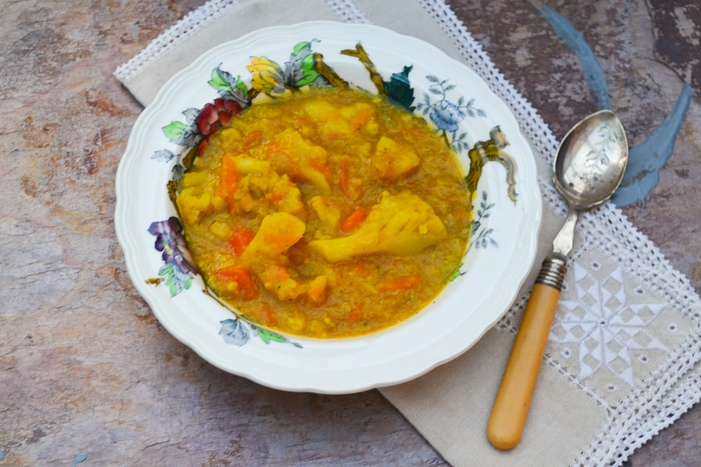 Hearty Spiced Cauliflower and Carrot Soup