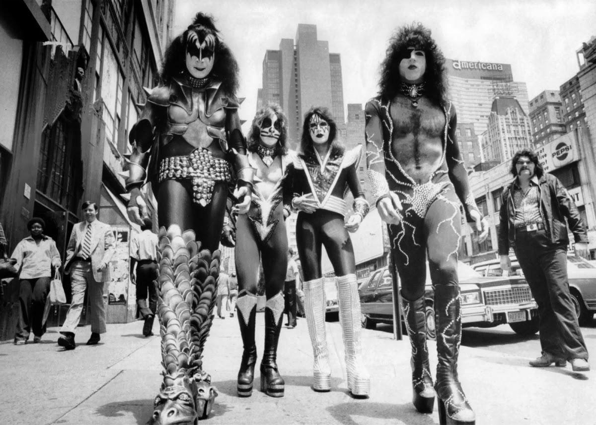 Men in Heels: Vintage Photos of Male Rock Stars Wearing Sky-High Boots and ...