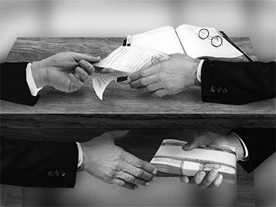 
Ποιοί χρωστούν και εξαιτίας τους εσύ πληρώνεις
