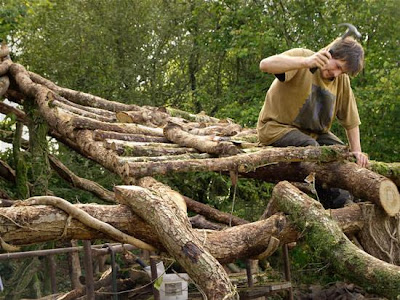 casa de los hobbits en la vida real. construyendo el techo de la casa de los hobbits