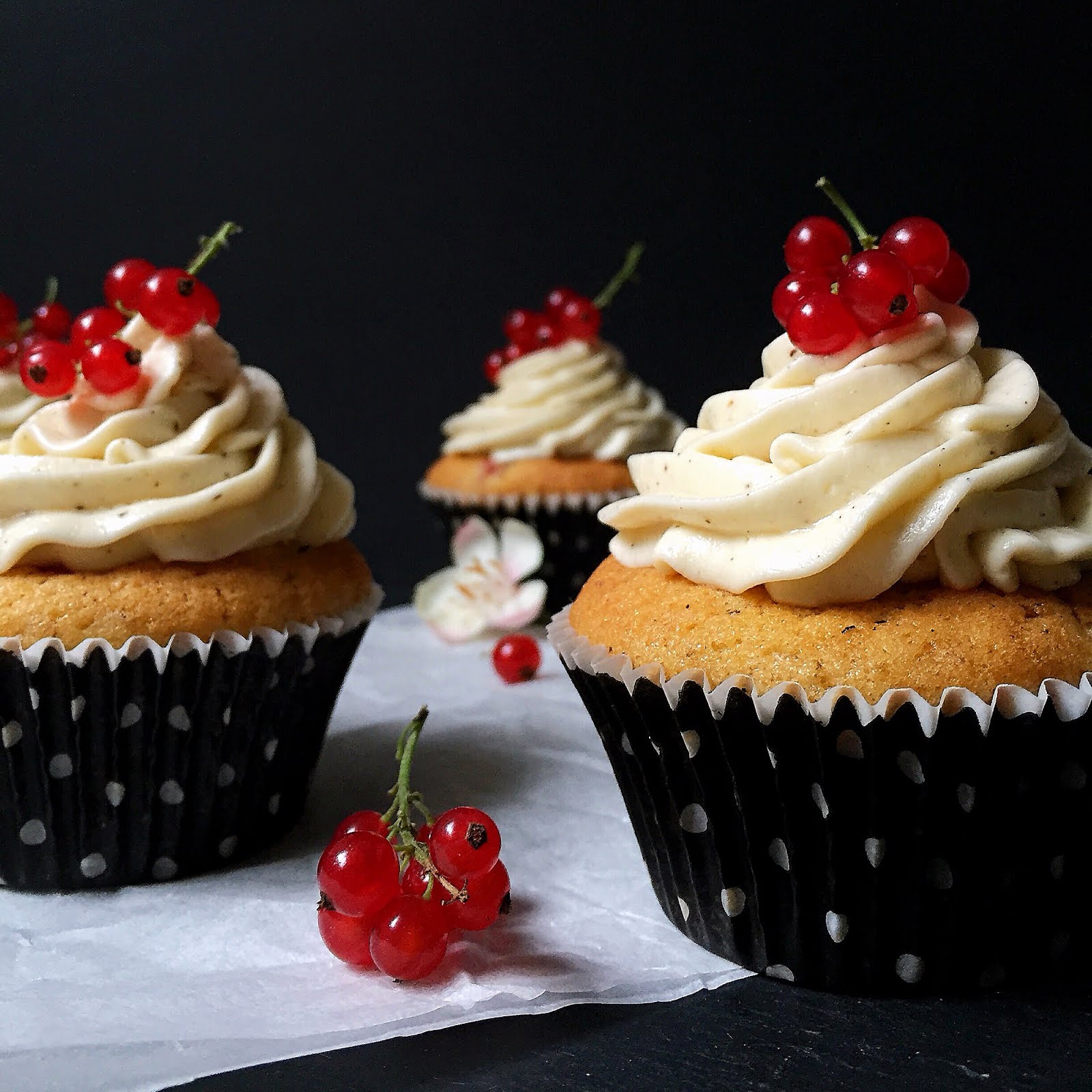 Hidden Sweet Treats: Johannisbeer-Cupcakes mit weisser Schokolade