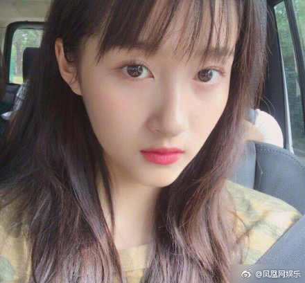weibo go: Guan Xiaotong tries out see through bangs as well