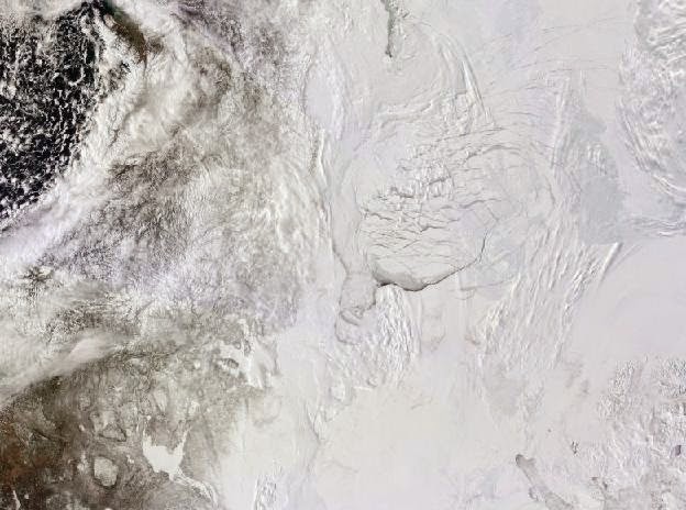 Zdjęcie satelitarne północno-zachodniej Kanady i Morza Beauforta