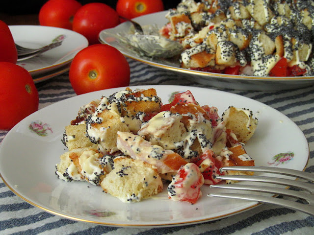 Салат с копчёной курицей, сухариками и маком