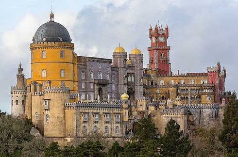 castillo con torres amarillas, rojas y rosas