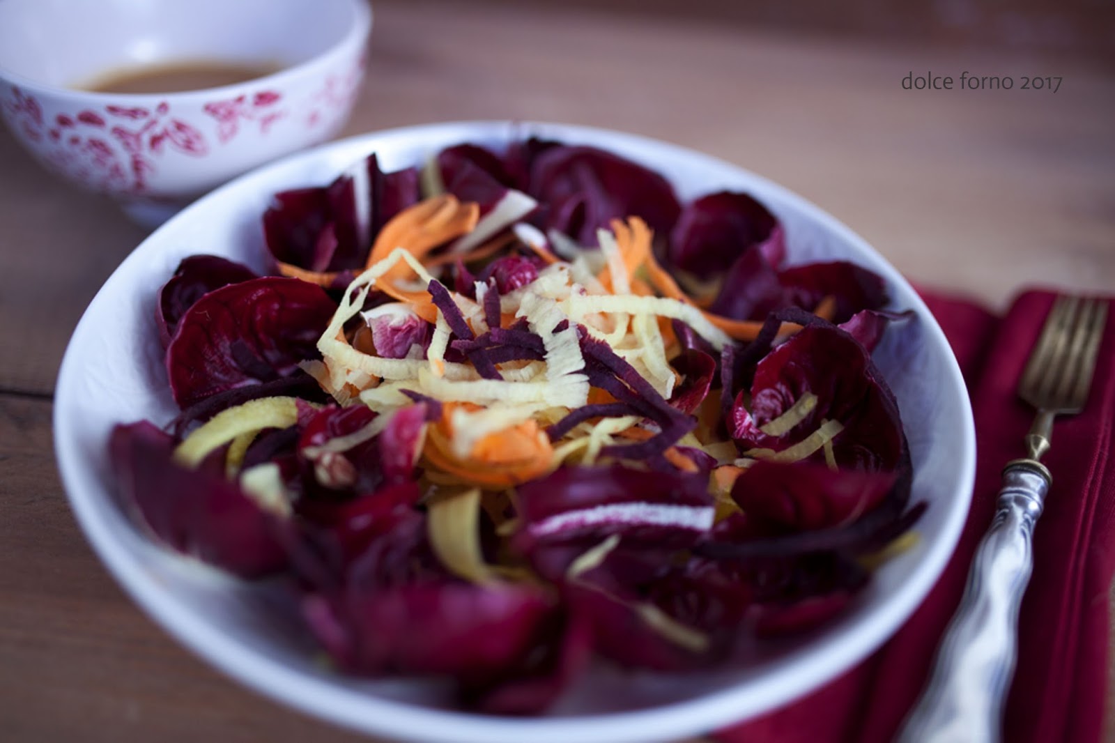 Insalata con salsa alla tahina