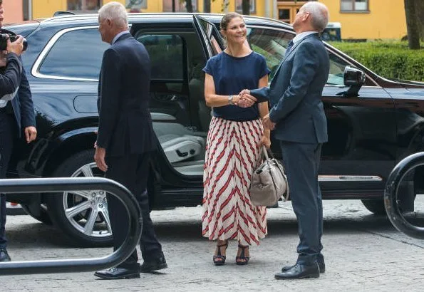 Crown Princess Victoria visited Stockholm International Water Institute. wore H&M skirt and H&M sandals