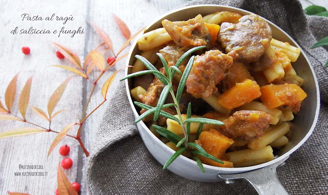 Pasta al ragù di salsiccia con zucca e funghi Pasta al ragù di salsiccia con zucca e funghi