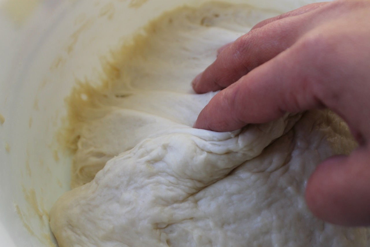 Видео как заводить тесто. Сырое тесто в беляшах. Тончайшее пресное тесто в греческой кухне. Тесто в готовом беляше внутри мягкое. Как готовить тесто для беляшей.
