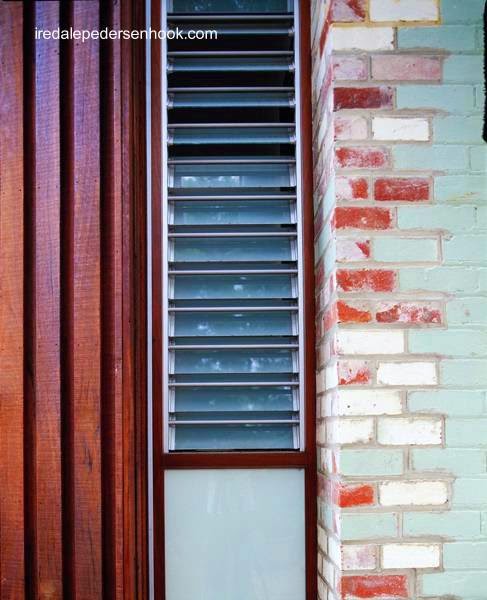 Detalle significativo de la obra muestra lo nuevo y lo viejo en el encuentro Sector de unión entre la ampliación a la izquierda y el bungalow a la derecha