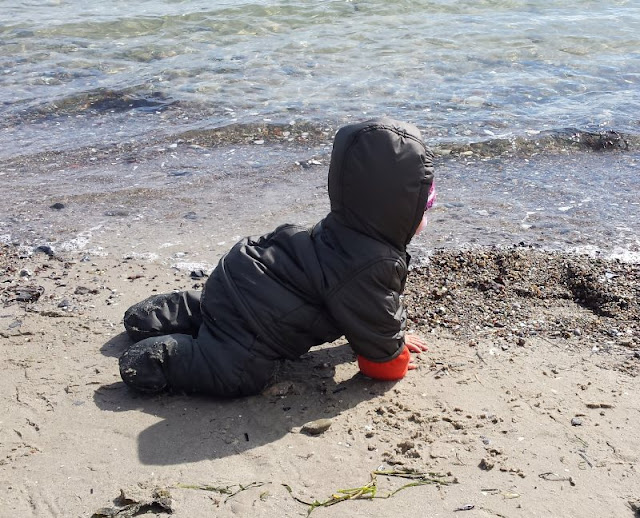 Küstenkidsunterwegs: Das Küstenmädchen krabbelt am Strand