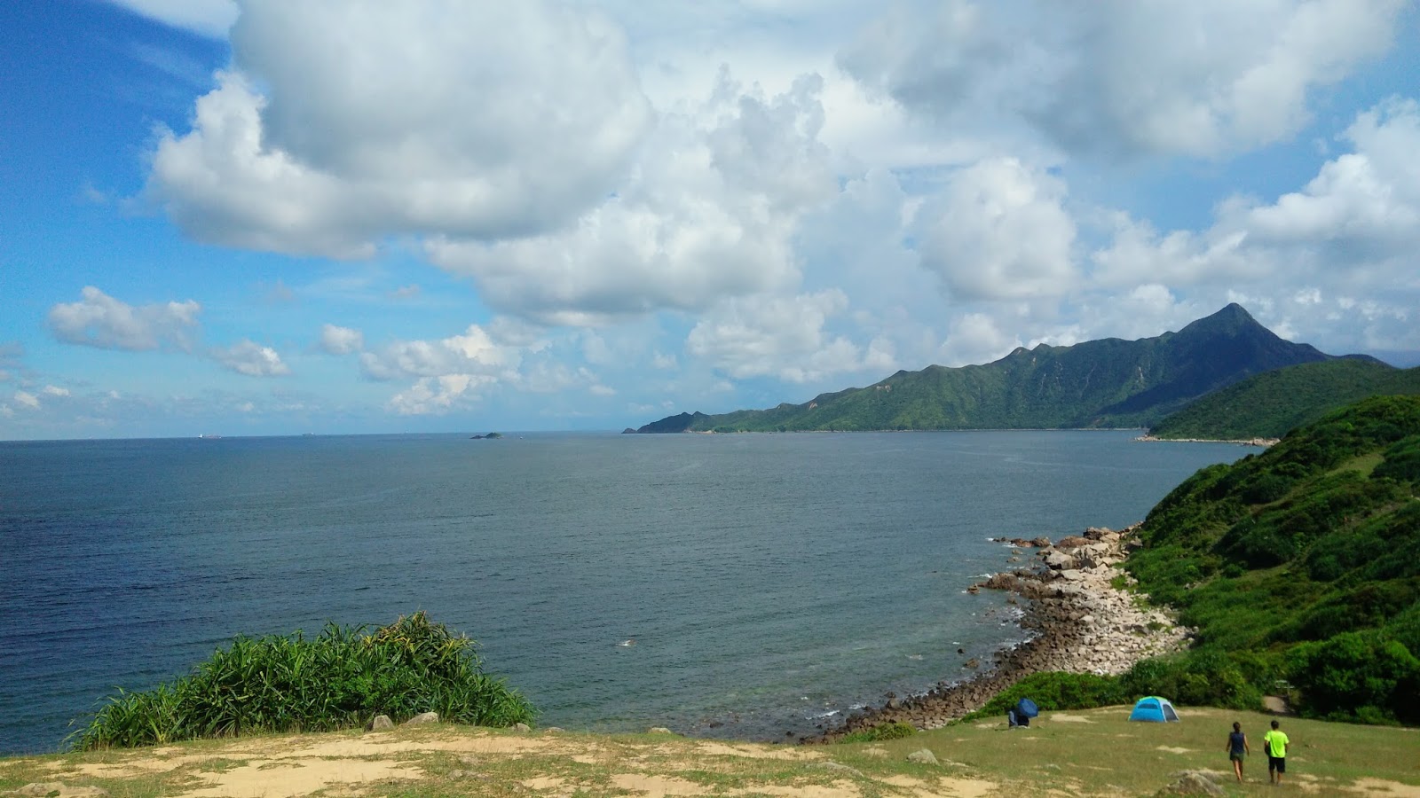 黑老闆說︱香港塔門半日遊 黑老闆香港塔門半日遊_往南方看是西貢半島的蚺蛇尖、米粉頂(GoogleMap)說的。