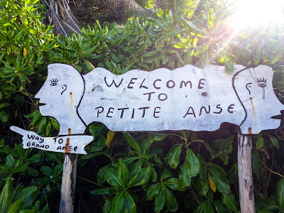 Petite Anse Schild auf La Digue, Seychellen