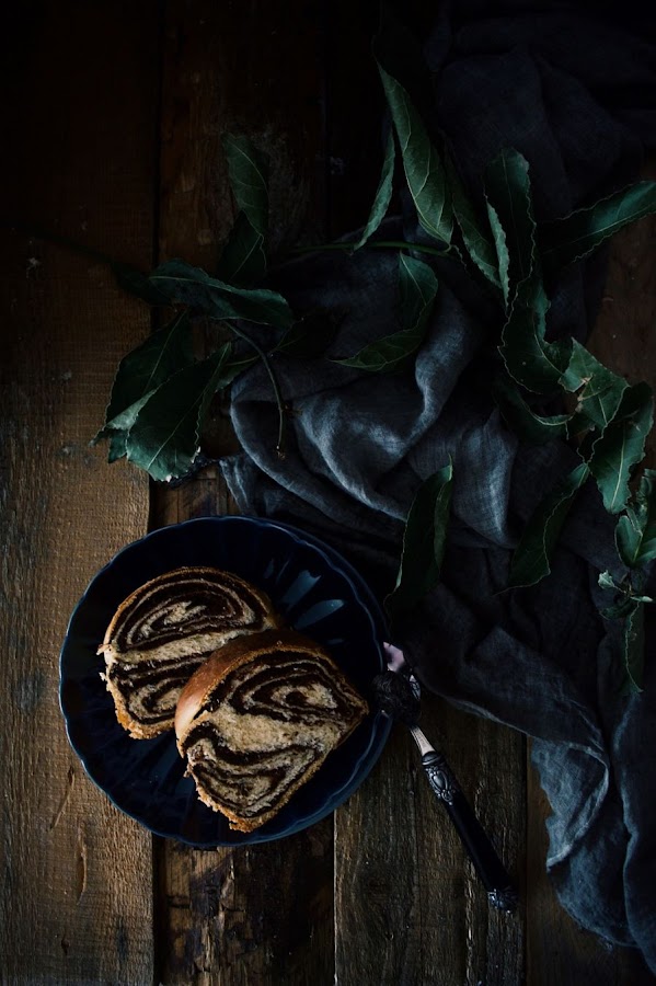 Cozonac, pan dulce relleno de chocolate y nueces para Pascua 