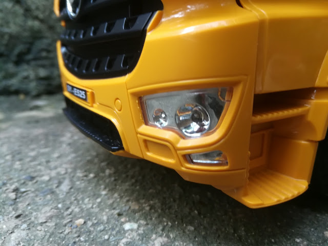 RC Double E Dump Truck Unboxing and Review It has an decorative head and back lights, and a emergency or alarm lights on the top of the truck.