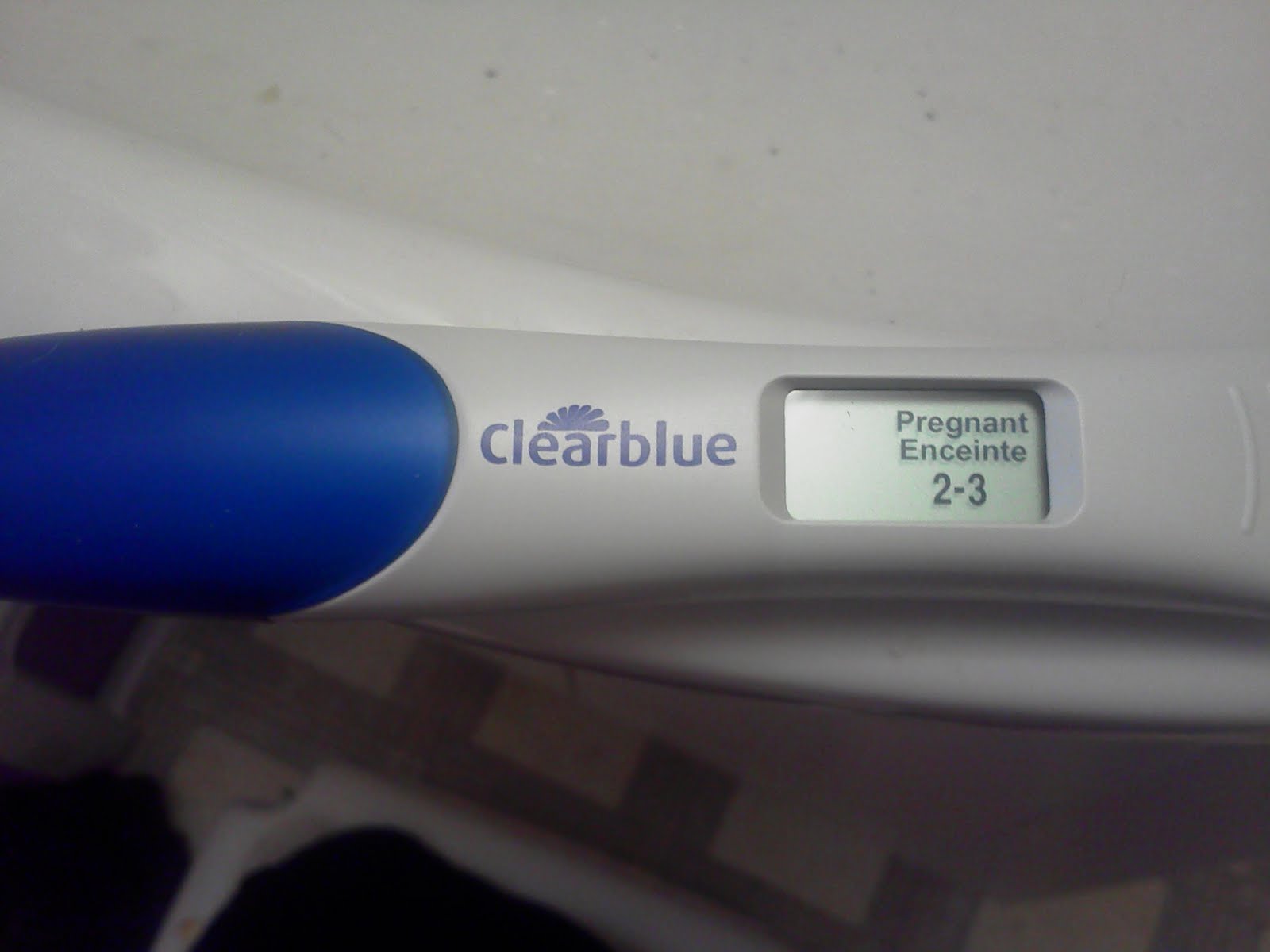 Электронный тест показал 2 3 недели. Тест на беременность. Положительный тест на беременность электронный. Тест на беременность фото. Тест на беременность с белыми ногтями положительный.