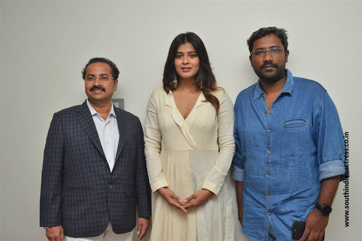 Hebah Patel launches B New Mobile Store at Tenali