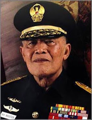 Biografi Jendral A.H Nasution Biografi Jendral A.H Nasution Abdul Haris Nasution (lahir di Kotanopan, Sumatera Utara, 3 Desember 1918 - meninggal di Jakarta, 6 September 2000 pada umur 81 tahun). Dari pasangan H. A. Halim Nasution (ayah) dan Hj. Zaharah Lubis (Ibu) yang bekerja sebagai petani. A.H. Nasution menikah dengan Sunarti putri dari Gondokusumo pada 30 Mei 1947 dan dikaruniai 2 orang anak bernama Hendriyanti Saharah dan Ade Irma Suryani. Jendral A.H Nasution atau Jendral Abdul Haris Nasution adalah salah satu Jendral Besar yang ikut serta dalam mewujudkan kemerdekaan Indonesia. Beliau adalah salah satu saksi sejarah yang berhasil menyaksikan sendiri kemerdekaan Indonesia, kepemimpinan Orde Lama (Presiden Soekarno), kepemimpinan Orde Baru (Era Soeharto) dan masa reformasi. Ayahnya adalah seorang aktivis Sarekat Islam di Kotanopan, Tapanuli Selatan. Nasution kecil sangat gemar membaca. Buku-buku seperti biografi tokoh dunia, sejarah dan kisah Nabi Muhammad serta perang kemerdekaan Belanda dan Perancis telah mengisi hari-harinya. Setelah lulus AMS-B (setingkat SMA PASPAL) di tahun 1938, Nasution bekerja sebagai guru di Bengkulu dan Palembang. Selepas itu, Nasution pun bergabung ke dalam Akademi Militer dan sempat terhenti pendiidkannya karena invasi Jepang pada tahun 1942. Saat itu, Belanda yang telah kuat armada militernya dapat diberangus