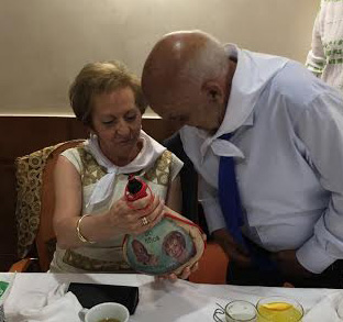 Pareja con bota de vino pintada Pareja con bota de vino pintada
