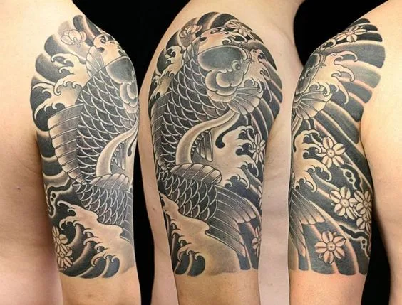 tatuaje de carpa koi japonesa en el brazo
