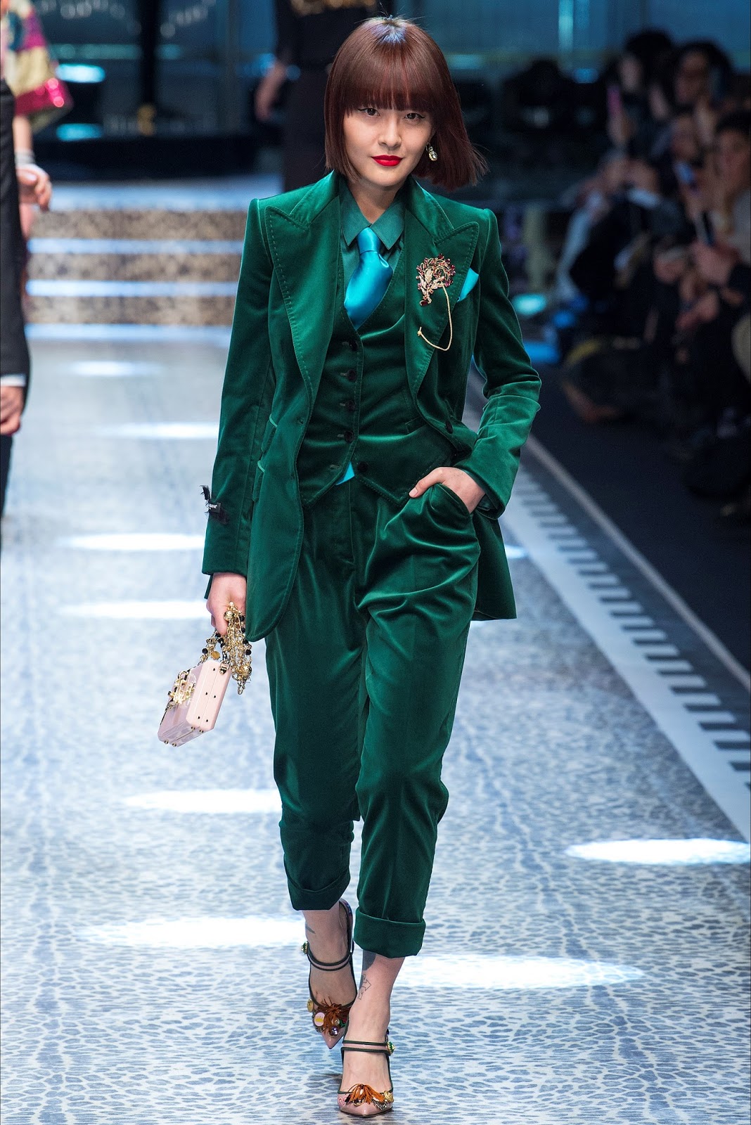 Tailleur, capospalla o vestito in velluto? Il tessuto su cui puntare per l'autunno inverno 2017 Tailleur, capospalla o vestito in velluto? Il tessuto su cui puntare per l'autunno inverno 2017