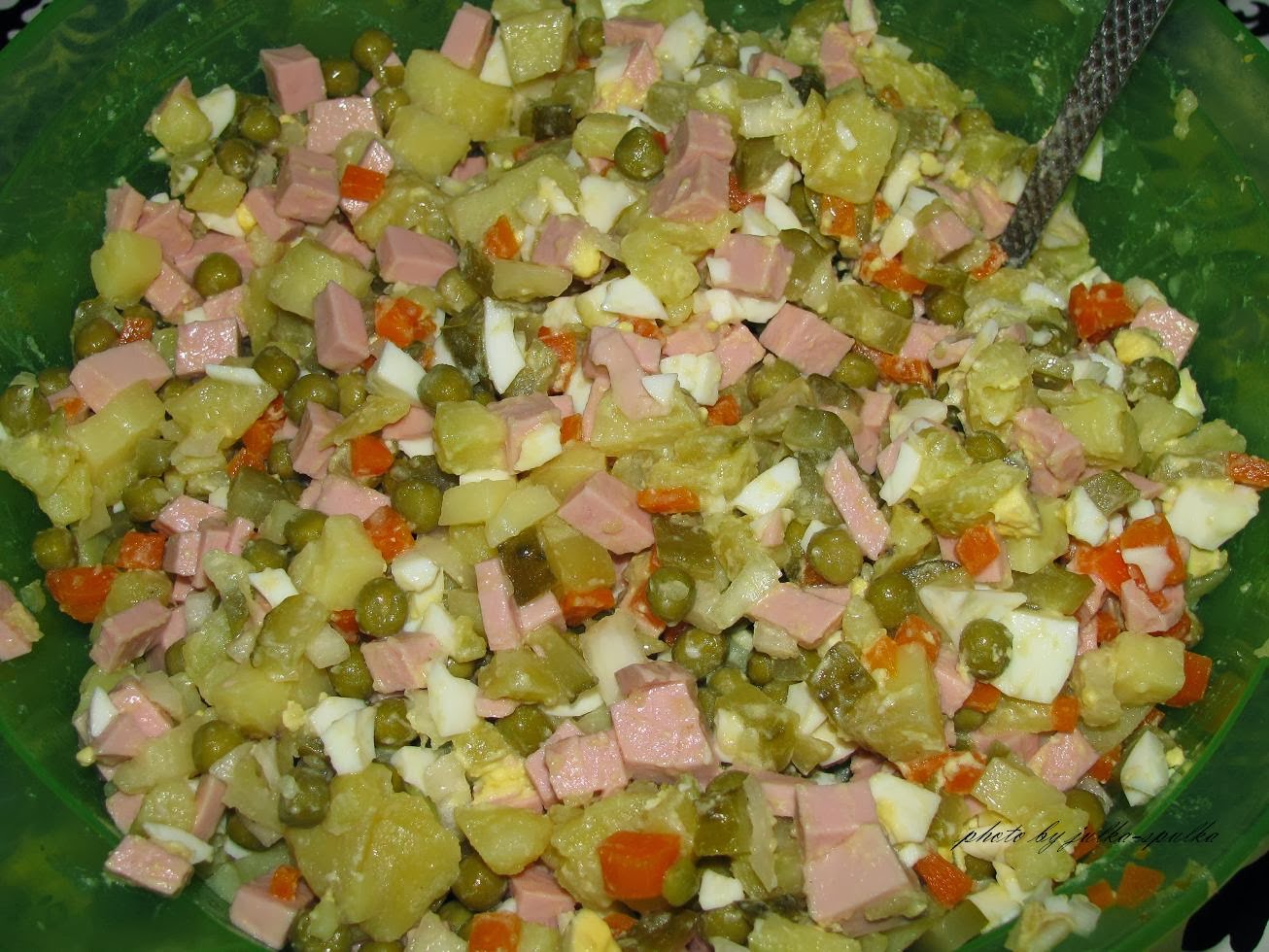 Можно ли заморозить оливье с майонезом. Заморозить оливье без майонеза. Оливье без майонеза. Заморозить оливье без майонеза. Мясной салат оливье.