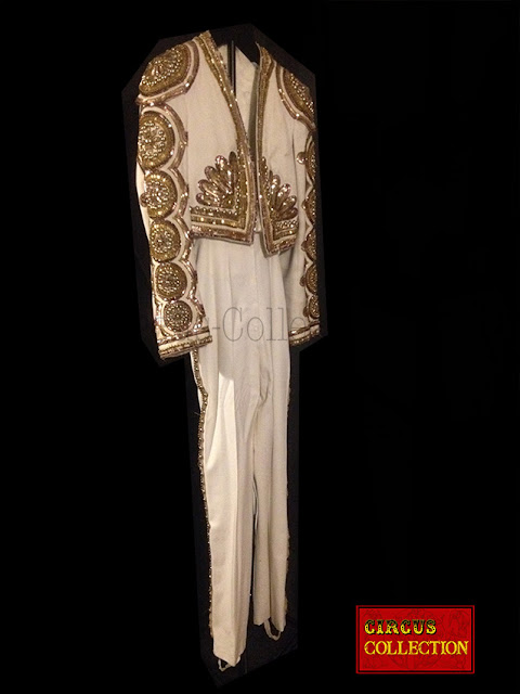 costumes de s'yle espagnol blanc brodé de paillettes or