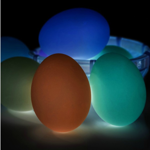 The easiest way to set up a glow-in-the-dark Easter egg hunt for kids. This is SO COOL! #glowinthedarkeasteregghunt #glowinthedarkeastereggs #glowinthedarkegghunt #easteregghuntideas #easteregghunt #eastereggs