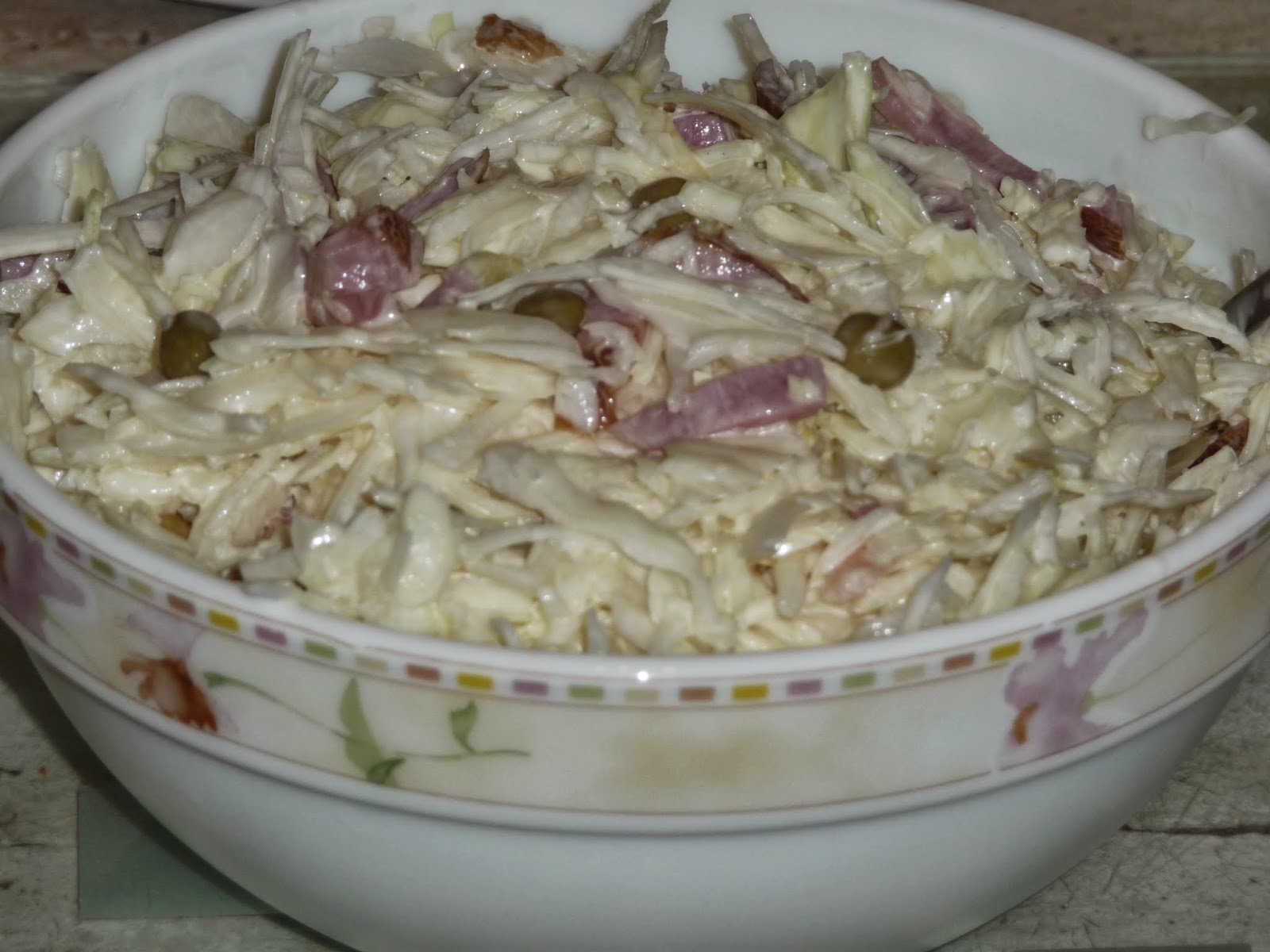 салат студенческий с сухариками и фасолью. салат студенческий с лапшой. салат студенческий. мивина салат. салат с фасолью и сухариками и колбасой и кукурузой.