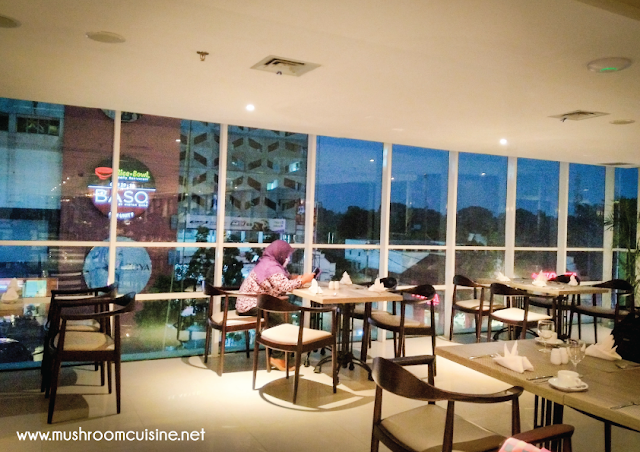 Parc De Ville Restaurant terletak di lantai tiga Best Western Premier La Grande Hotel