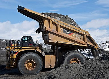 Mobil Dump Truk Dumping-dumping batubara