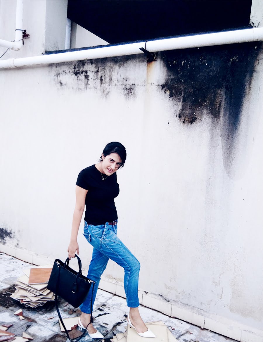 BACK TO BASIC // CASUAL CHIC LOOK TO TRY | STYLE PANORAMA BY DHEERA JOSHI basic black tee,blue Jeans,Zara White kitten slingback Heel,leather top handle bag