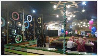 deko dalam restoran Pallet Cafe