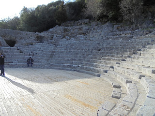 το αρχαίο θέατρο στο Βουθρωτό