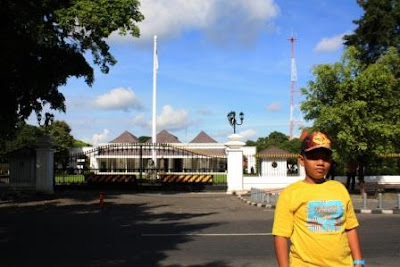 Berfoto di depan Gedung Agung Yogyakarta. Berfoto di depan Gedung Agung Yogyakarta.