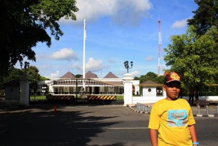 Berfoto di depan Gedung Agung Yogyakarta. Berfoto di depan Gedung Agung Yogyakarta.