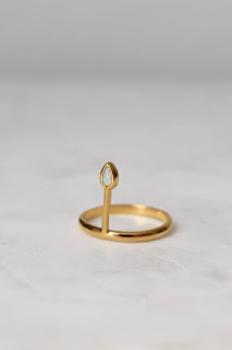 Lili Claspe Spear Ring in Gold