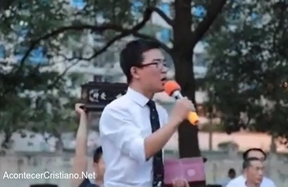 Cristiano chino predicando en la calle