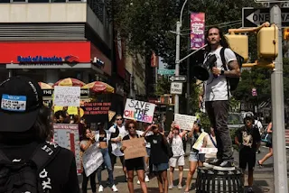 بالصور .. مسيرات تجوب شوارع نيويورك ضد إعادة فتح المدارس بسبب كورونا