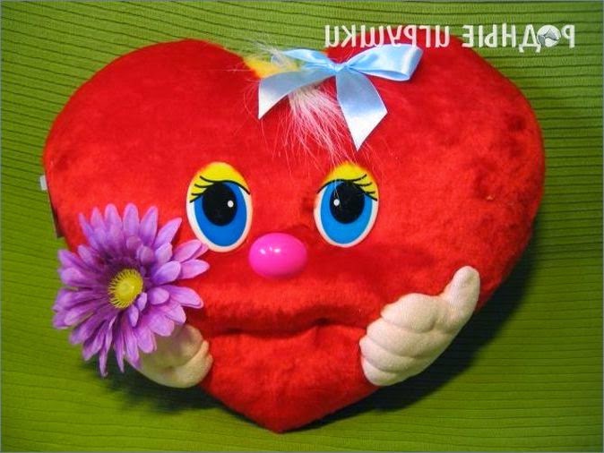 Подушка игрушка сердце. Мягкая игрушка сердце. Подушка сердце. Подушка в виде сердца. Мягкая игрушка сердечко.