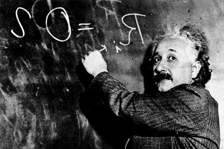 Einstein'ın düşüncelerini besleyebileceği bir işi vardı, edindiği fikirlerini bu iş yerinde geliştiriyordu.